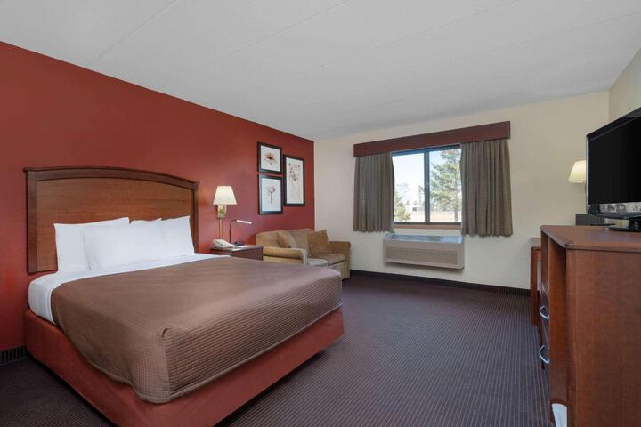 1 Queen Bed Accessible Room (9 of 12)