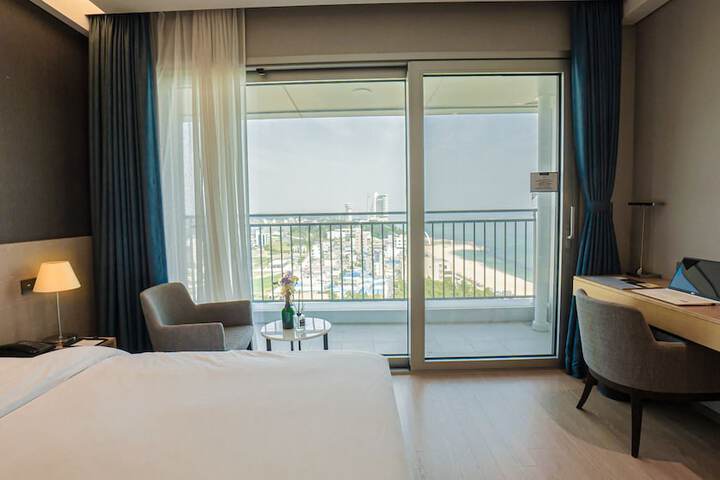 Room 18 of 132