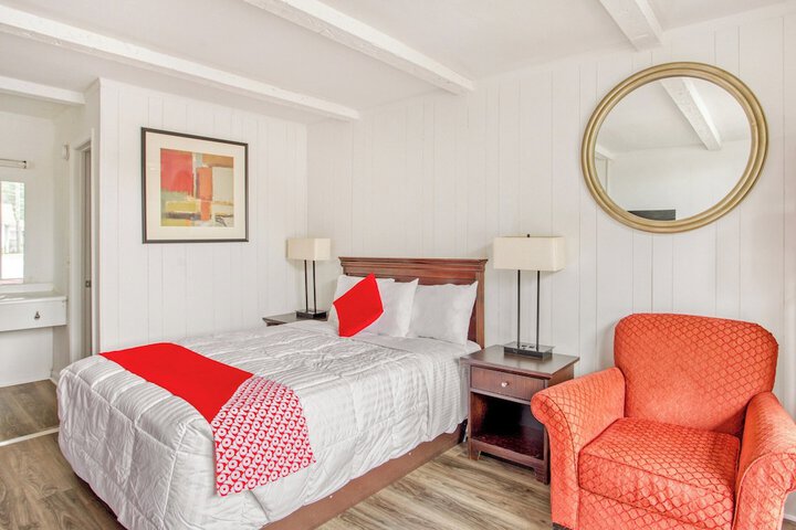 1 Queen Bed (3 of 7)