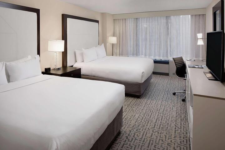 Contemporary 2 Queen Beds (4 of 7)