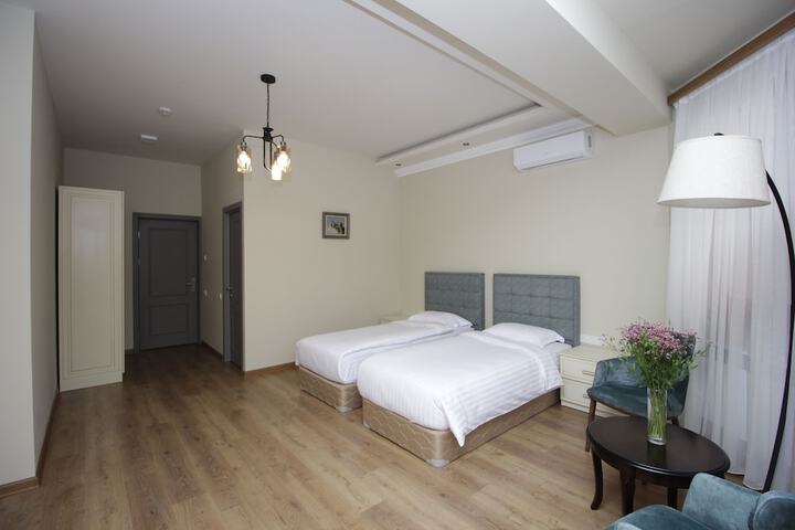 Room 6 of 42
