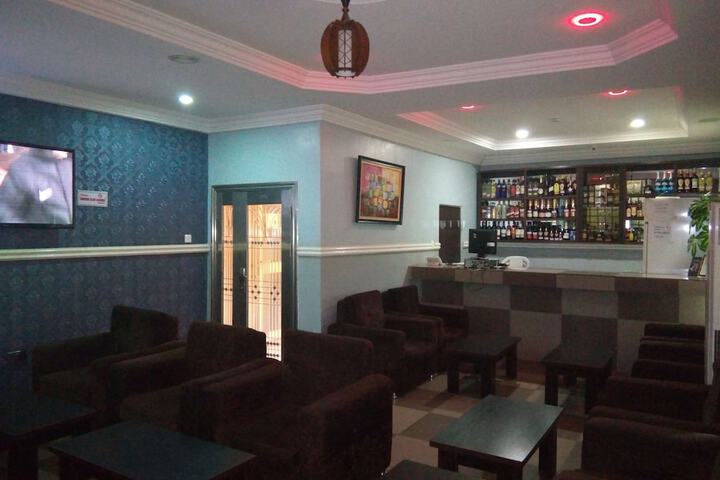 Lounge 27 of 30