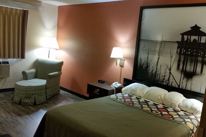 1 Queen Bed Mobility Accessible (5 of 6)