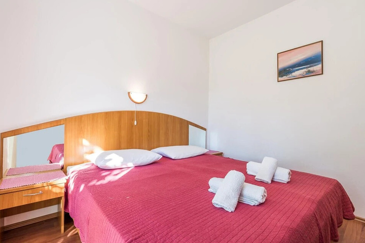Room 4 of 16