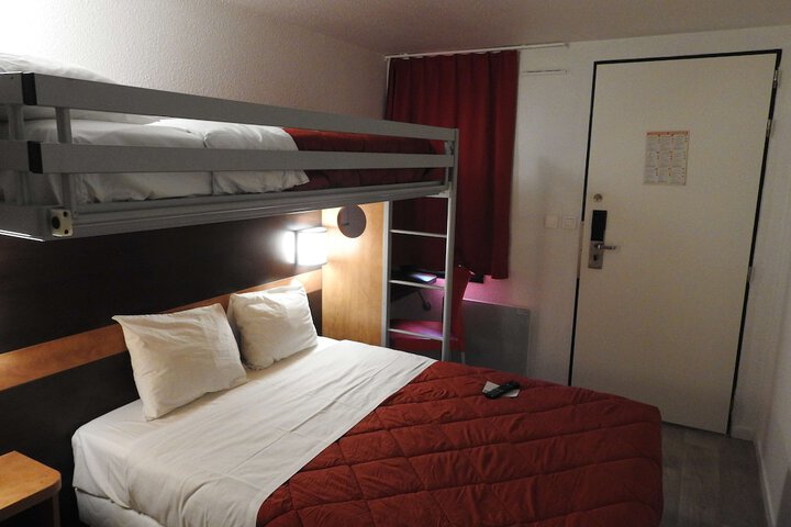 Room 7 of 32