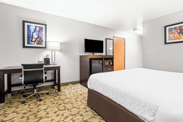 1 King Bed Microwave and Refrigerator Flat Screen Television High Speed Internet Accessible Coffee Maker Iron and Ironing Board Full Breakfast (10 of 12)