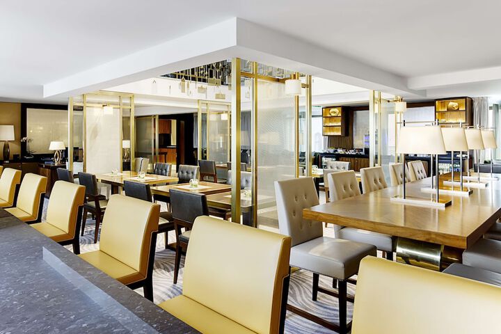 Lounge 76 of 80