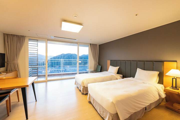 Room 17 of 100