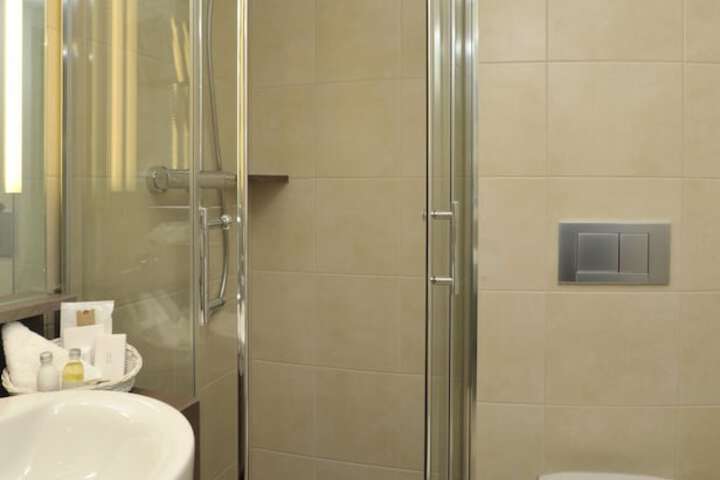 Room 32 of 54