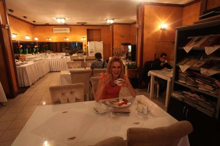 Dining 10 of 12