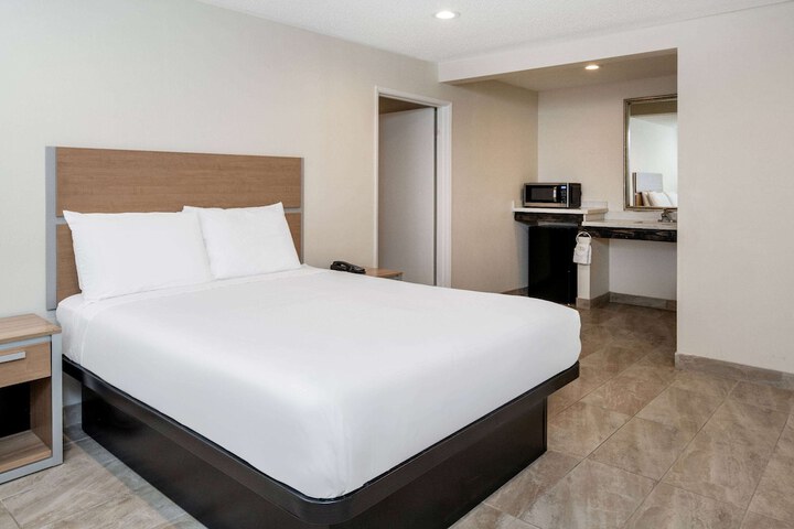 1 Queen Bed (13 of 17)