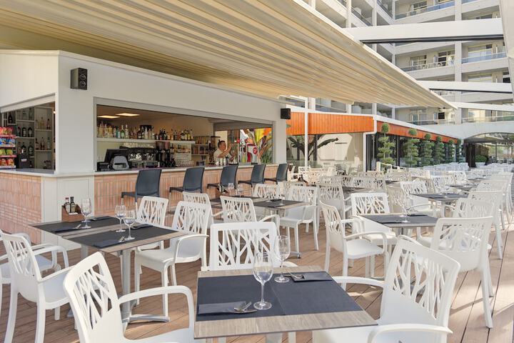 Swim-up bar