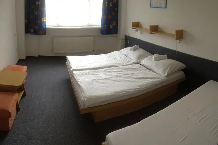 Room 4 of 16