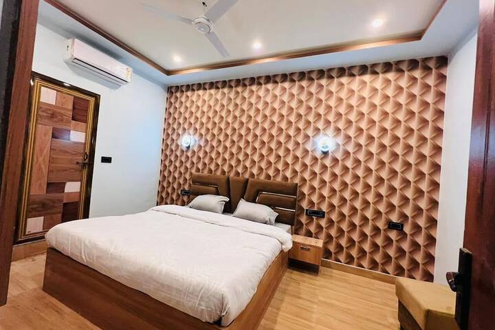 Room 4 of 17