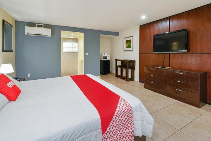 Deluxe King Bed (2 of 22)