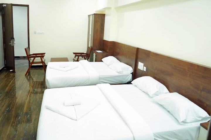 Room 4 of 16