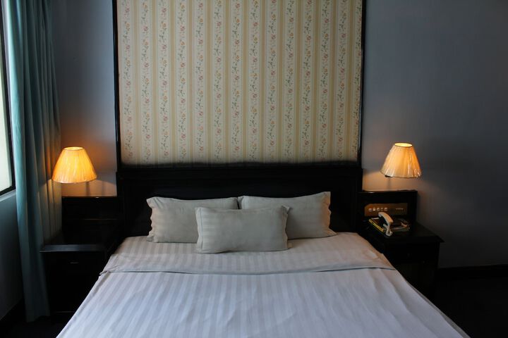 Room 6 of 63