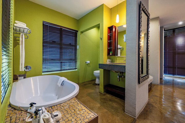 Deep soaking bathtub