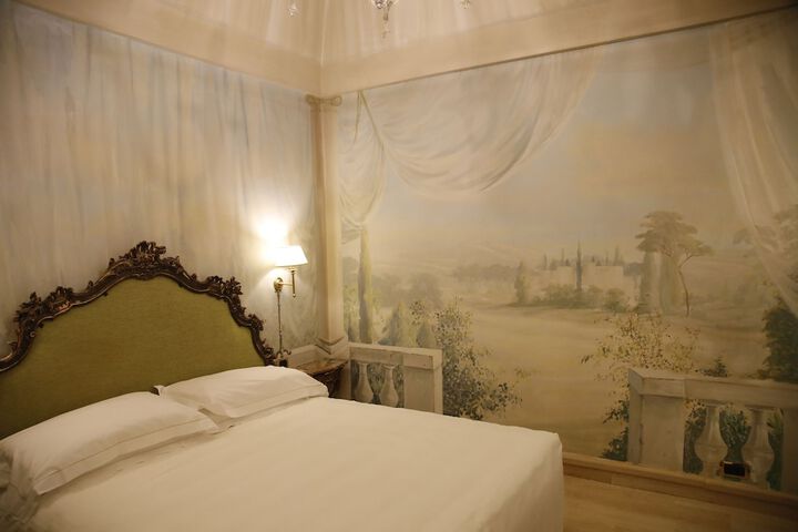Room 13 of 76