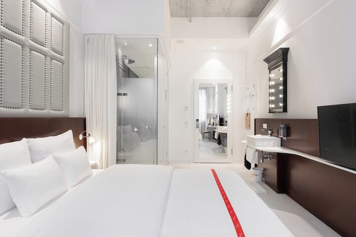 Room 16 of 42