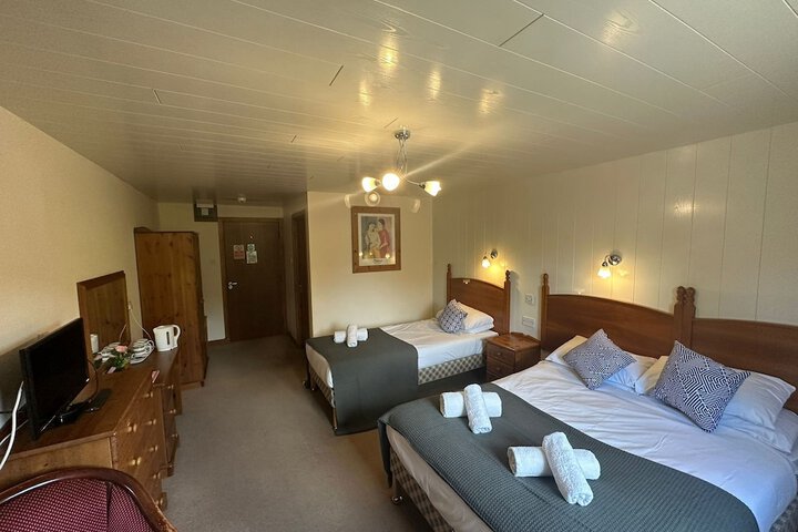 Room 6 of 12