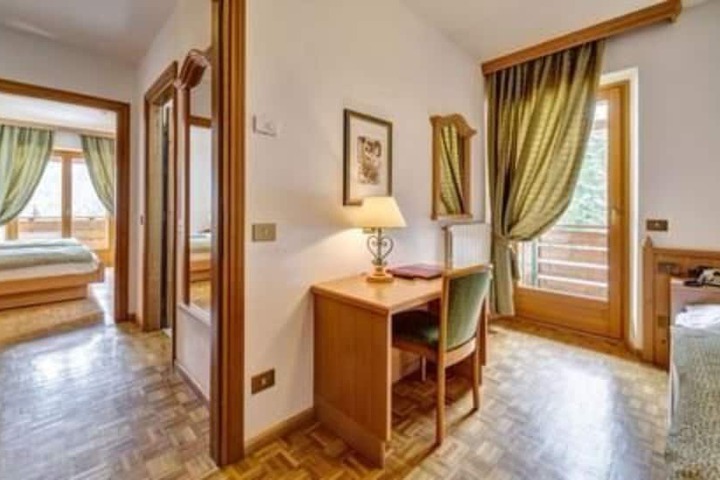 Room 10 of 24