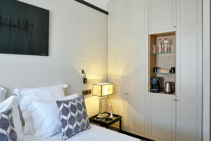 Room 28 of 90
