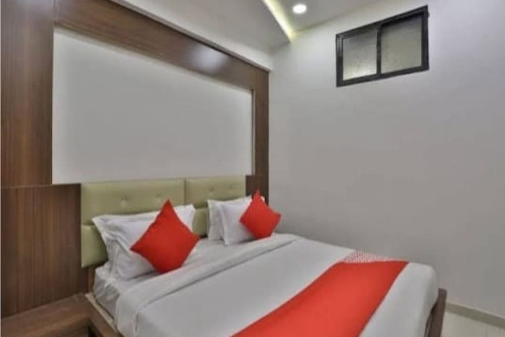 Room 7 of 18