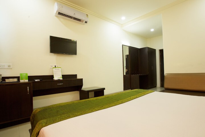 Room 10 of 32