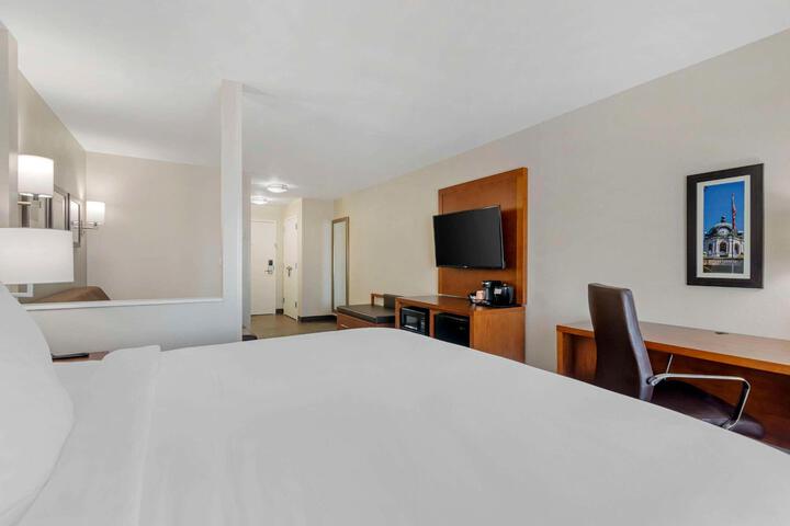 1 King Bed (3 of 12)
