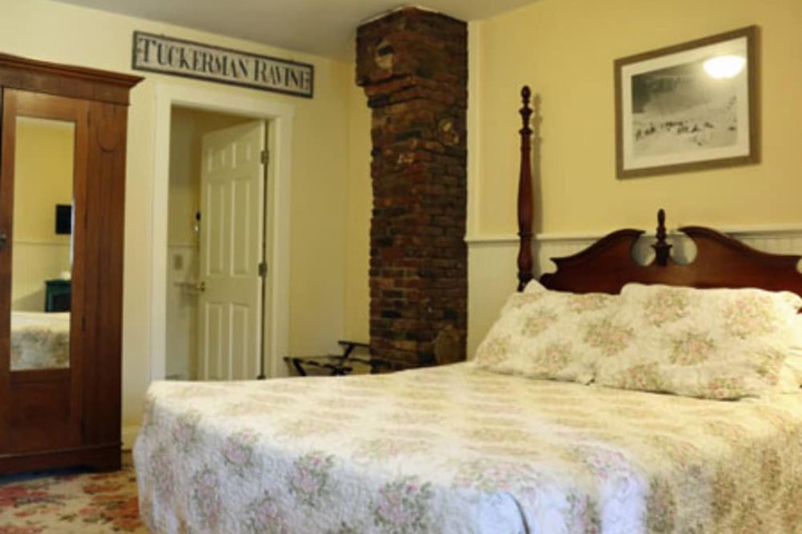 1 Queen Bed (2 of 4)