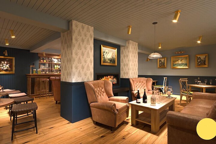 Lounge 37 of 42