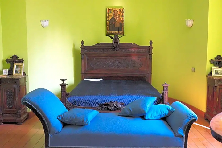 Room 6 of 18