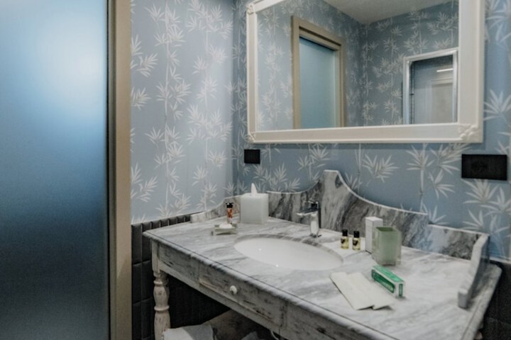Concierge desk