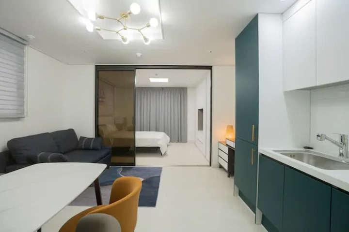 Room 13 of 18