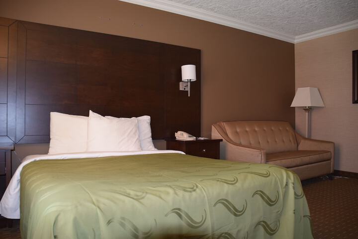 1 Queen Bed (2 of 16)