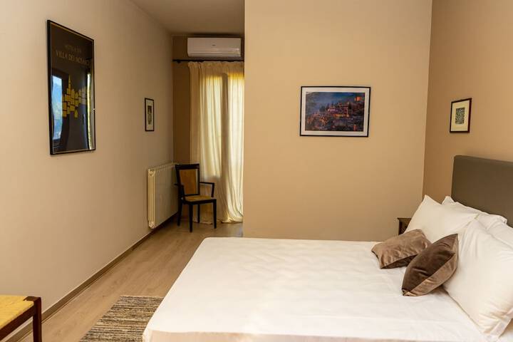Room 6 of 42