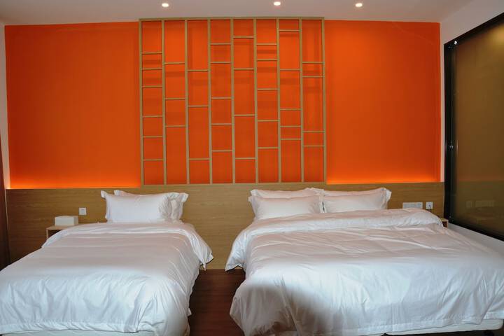 Room 6 of 12
