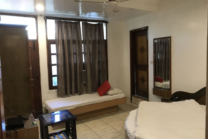 Room 6 of 16
