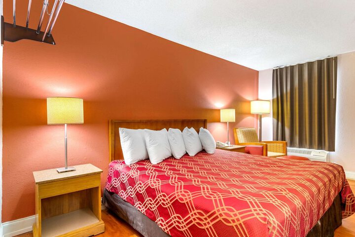 1 King Bed (3 of 10)