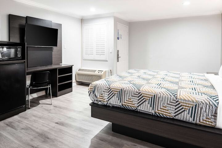 1 King Bed (5 of 12)