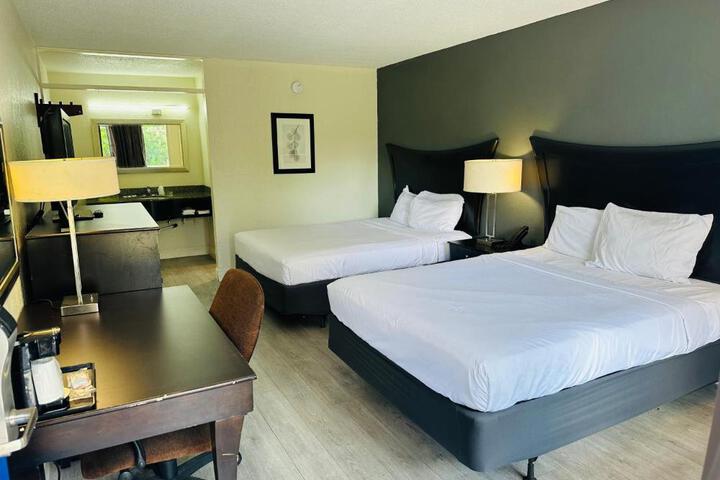 2 Queen Beds (1 of 3)