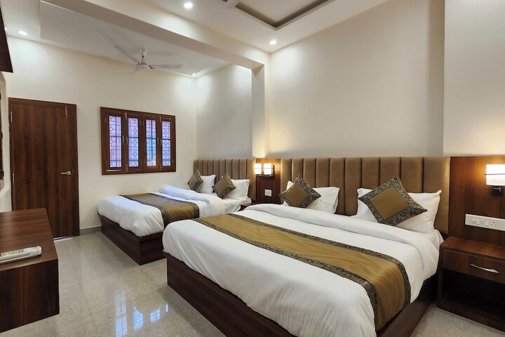 Room 4 of 7