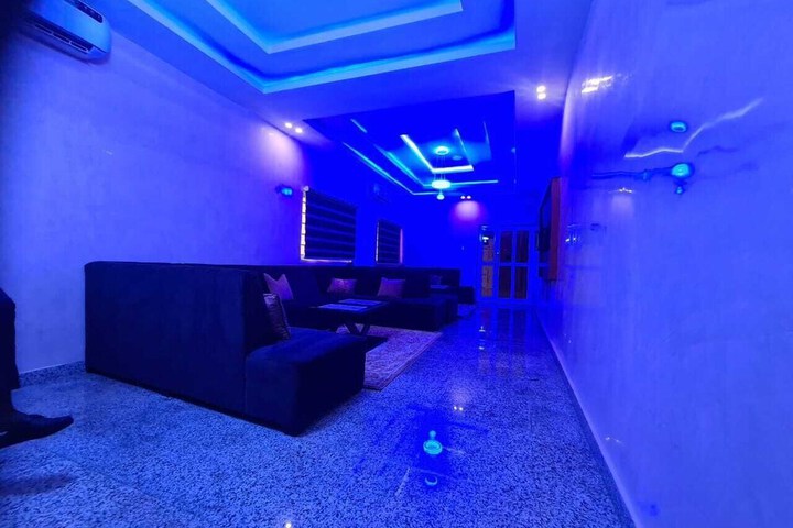 Lounge 33 of 51