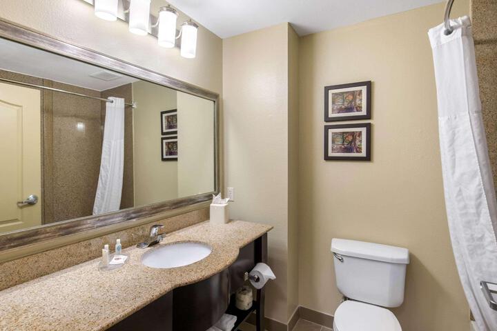 2 Queen Beds Mobility Accessible (1 of 10)