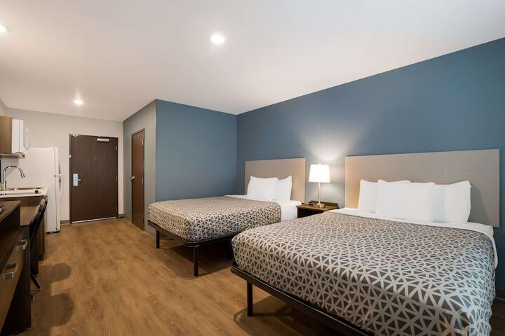 1 Queen Bed (2 of 18)