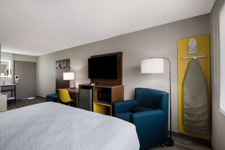 1 Queen Bed (13 of 16)