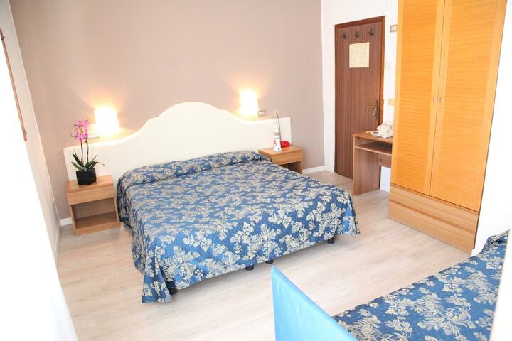 Room 6 of 28