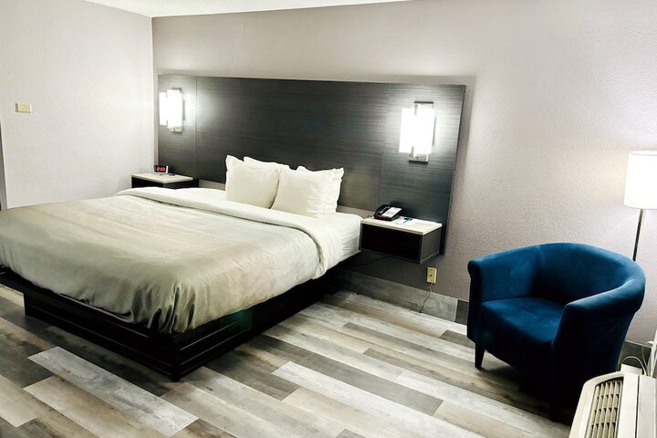 1 King Bed (3 of 11)