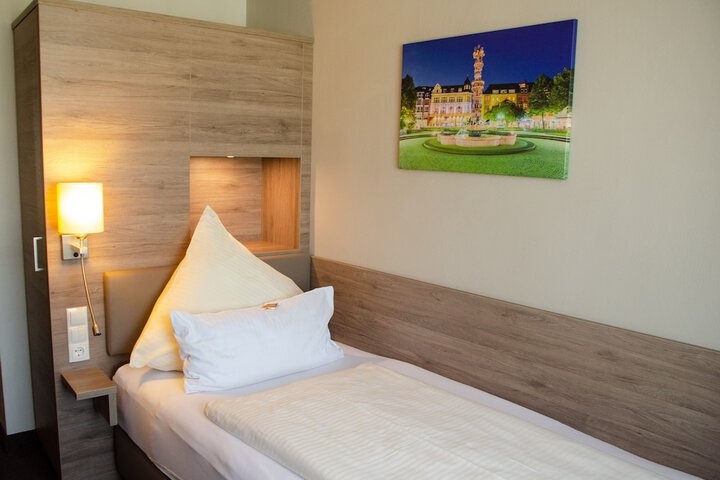 Room 8 of 75